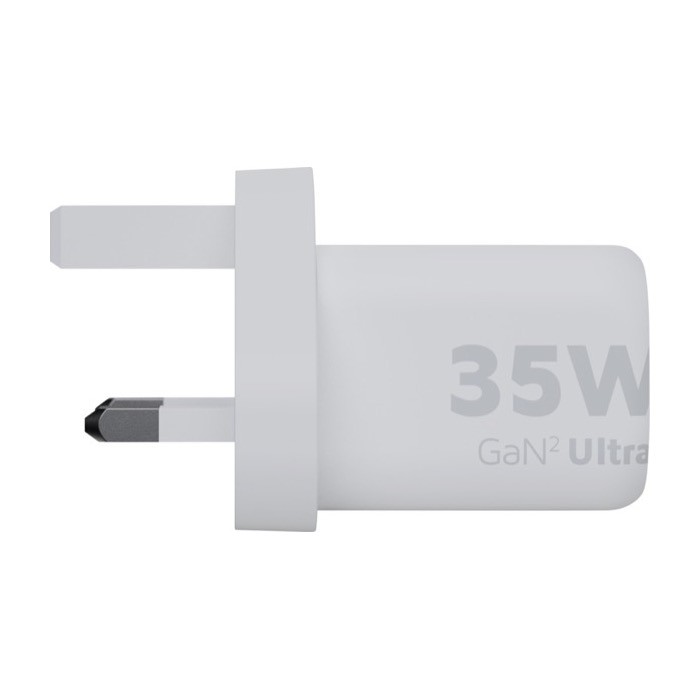 Cargador de pared con enchufe británico y dos puertos de conexión 35W color blanco vista lateral Cargador de pared con enchufe británico y dos puertos de conexión 35W color blanco vista lateral