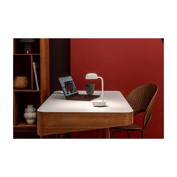 Lámpara de mesa recargable y regulable según necesites Kooduu Fokus color blanco imagen de estilo de vida