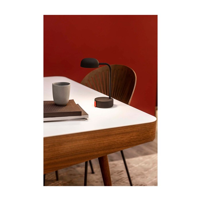 Lámpara de mesa recargable y regulable según necesites Kooduu Fokus color antracita imagen de estilo de vida