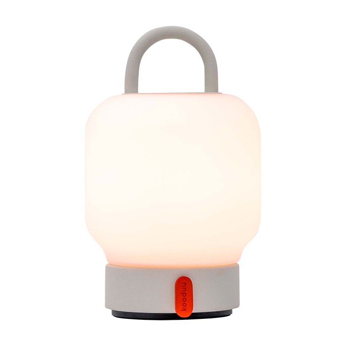 Lámpara portátil tipo farol que aporta iluminación suave Kooduu Loome color blanco tercera vista frontal