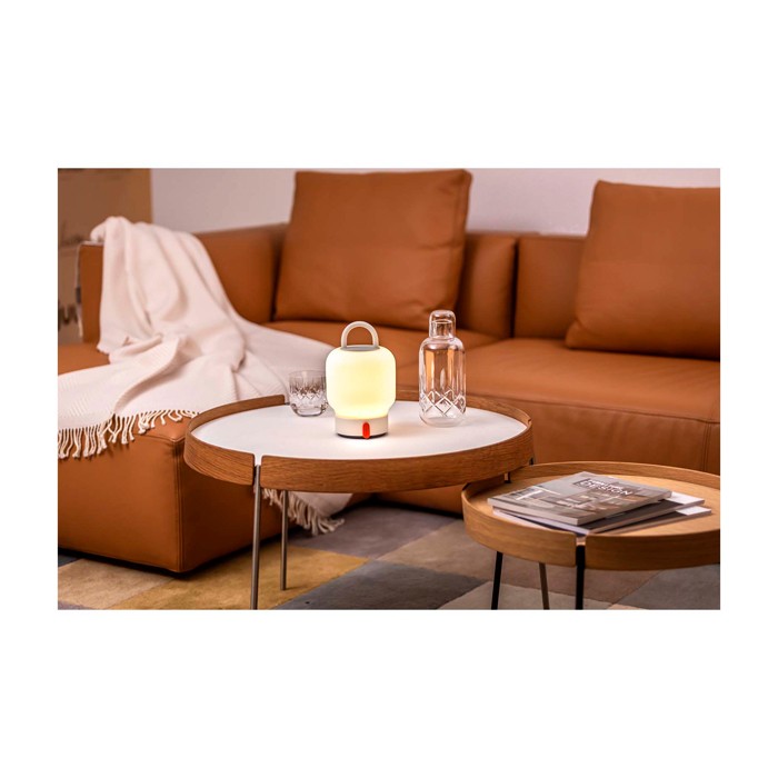 Lámpara portátil tipo farol que aporta iluminación suave Kooduu Loome color blanco imagen de estilo de vida