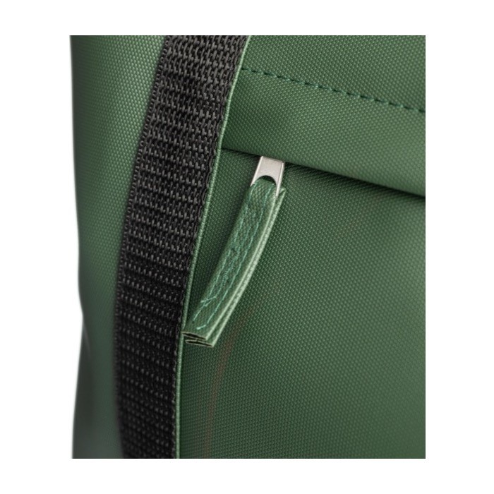 Bolsa de hombro resistente al agua con compartimiento frontal sexta vista Bolsa de hombro resistente al agua con compartimiento frontal sexta vista