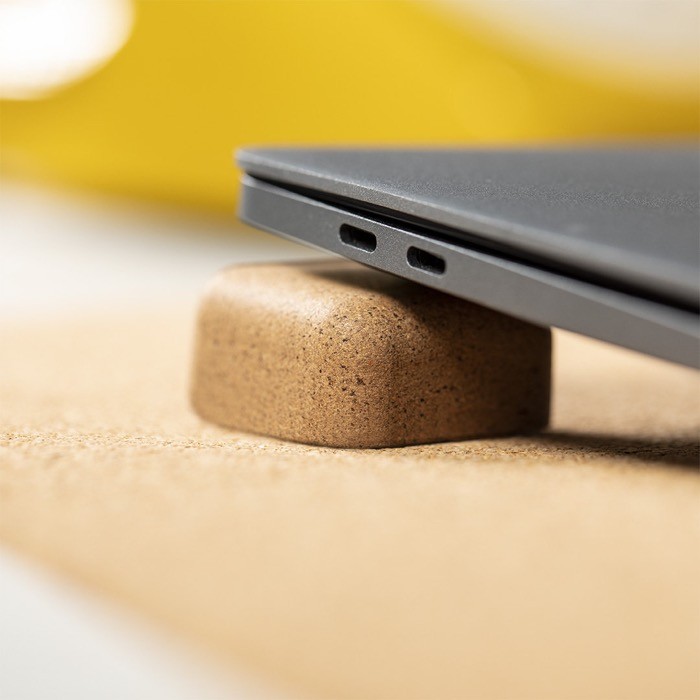 Soporte de corcho para portátil color natural quinta vista Soporte de corcho para portátil color natural quinta vista