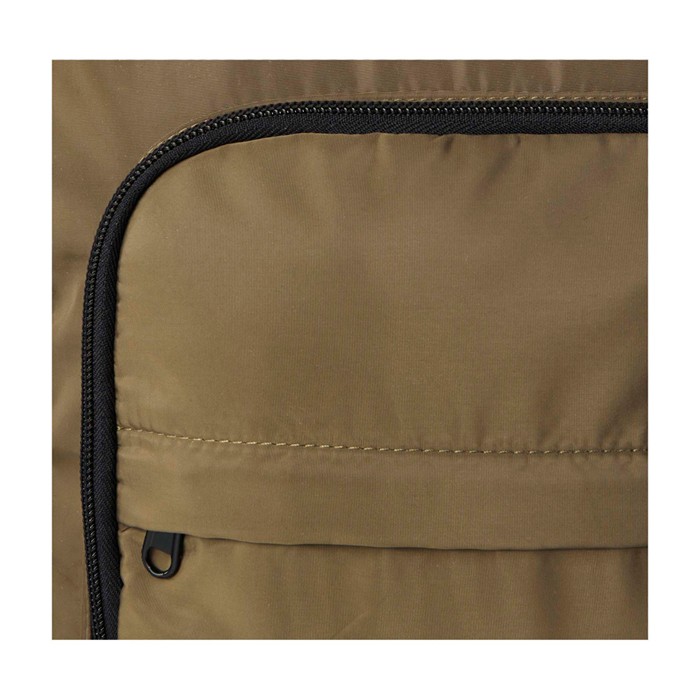 Mochila para portátil de poliéster reciclado con bolsillo PC 15” color verde oscuro vista detalle 1 Mochila para portátil de poliéster reciclado con bolsillo PC 15” color verde oscuro vista detalle 1