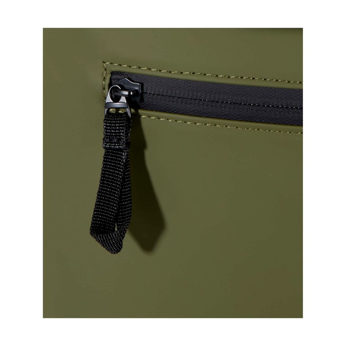 Mochila enrollable de piel sintética impermeable para PC 15” color verde oscuro vista detalle 1 Mochila enrollable de piel sintética impermeable para PC 15” color verde oscuro vista detalle 1