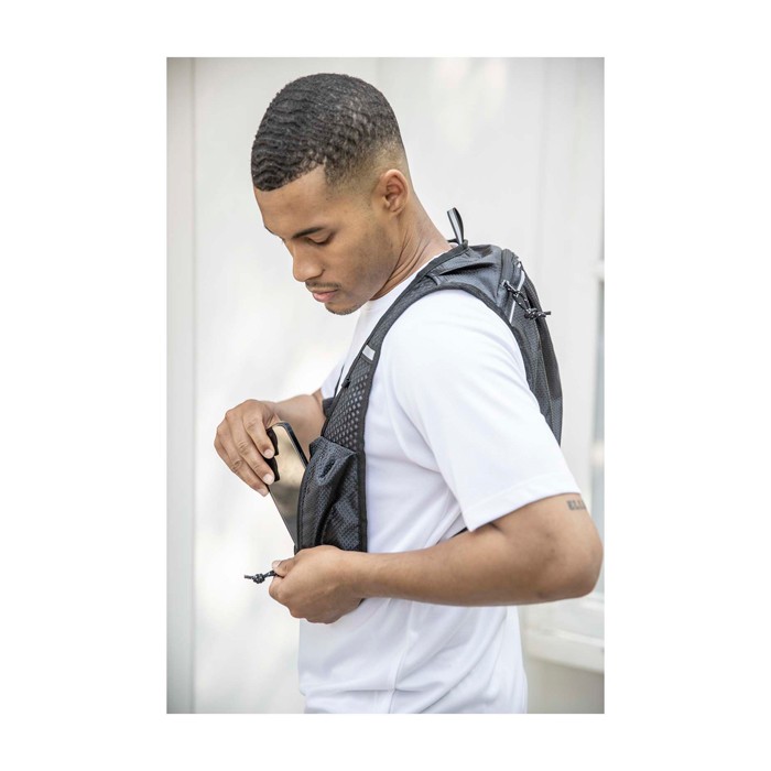 Chaleco de hidratación para running impermeable y reflectante color negro imagen de estilo de vida Chaleco de hidratación para running impermeable y reflectante color negro imagen de estilo de vida