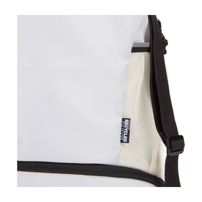 Bolsa sport con tejido reciclado impermeable y zapatero 18L color arena vista detalle 1 Bolsa sport con tejido reciclado impermeable y zapatero 18L color arena vista detalle 1