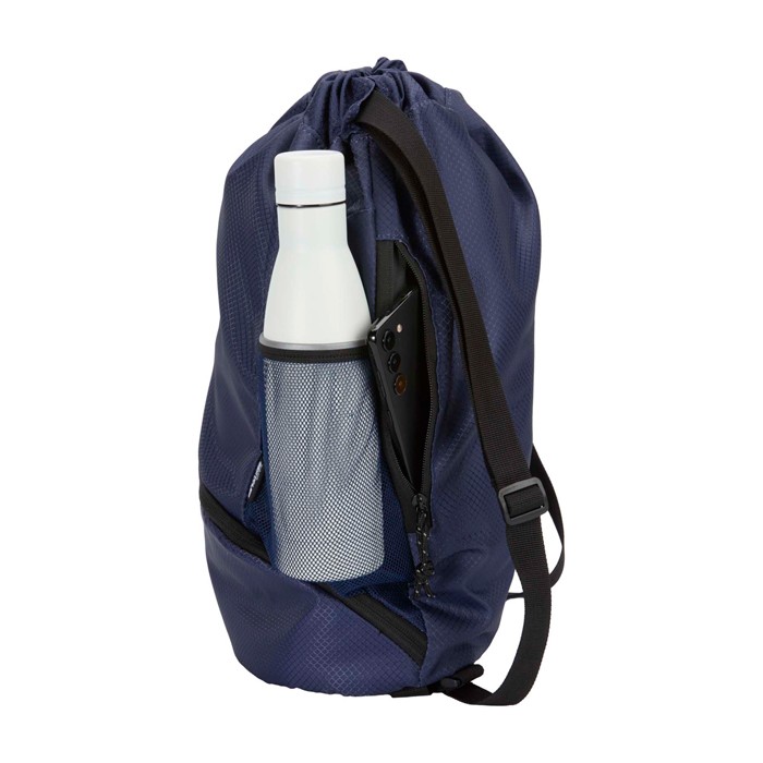Bolsa sport con tejido reciclado impermeable y zapatero 18L color azul marino vista lateral Bolsa sport con tejido reciclado impermeable y zapatero 18L color azul marino vista lateral