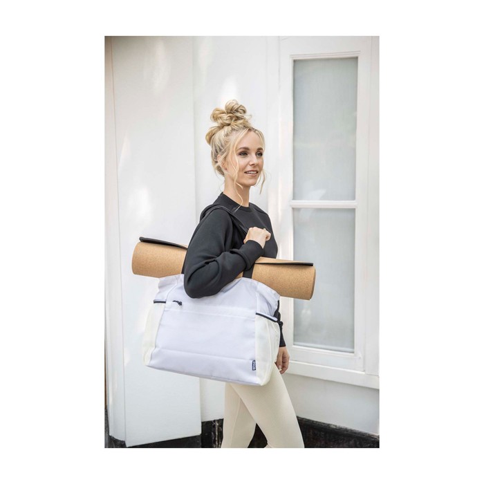 Bolsa de yoga con tejido ripstop reciclado e impermeable 18L color arena imagen de estilo de vida Bolsa de yoga con tejido ripstop reciclado e impermeable 18L color arena imagen de estilo de vida