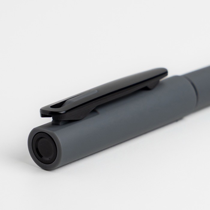 Roller reciclado con cuerpo gomoso y escritura suave tinta negra vista 1 Roller reciclado con cuerpo gomoso y escritura suave tinta negra vista 1