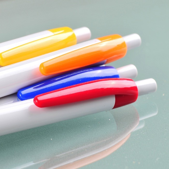 Bolígrafo de plástico con clip de color y pulsador tinta negra vista 2 Bolígrafo de plástico con clip de color y pulsador tinta negra vista 2