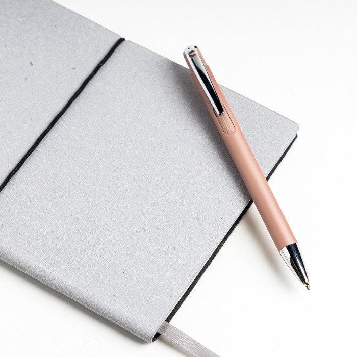 Bolígrafo de aluminio con pulsación y detalles plateados tinta azul color oro rosa vista de ambiente