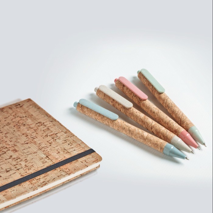Bolígrafo de fibra de trigo y corcho con pulsador tinta negra vista de ambiente Bolígrafo de fibra de trigo y corcho con pulsador tinta negra vista de ambiente