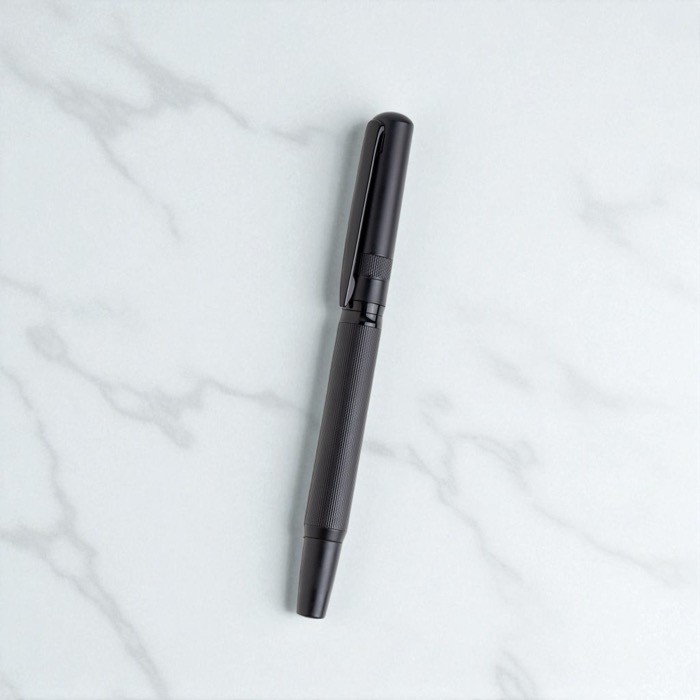 Roller metálico con tapa grabada y clip estrecho elegante tinta negra vista de ambiente Roller metálico con tapa grabada y clip estrecho elegante tinta negra vista de ambiente