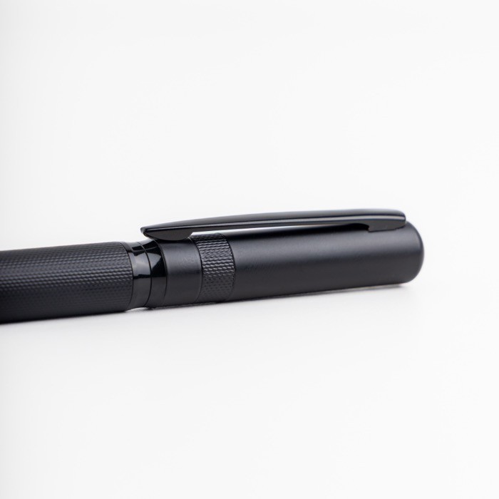 Roller metálico con tapa grabada y clip estrecho elegante tinta negra Roller metálico con tapa grabada y clip estrecho elegante tinta negra