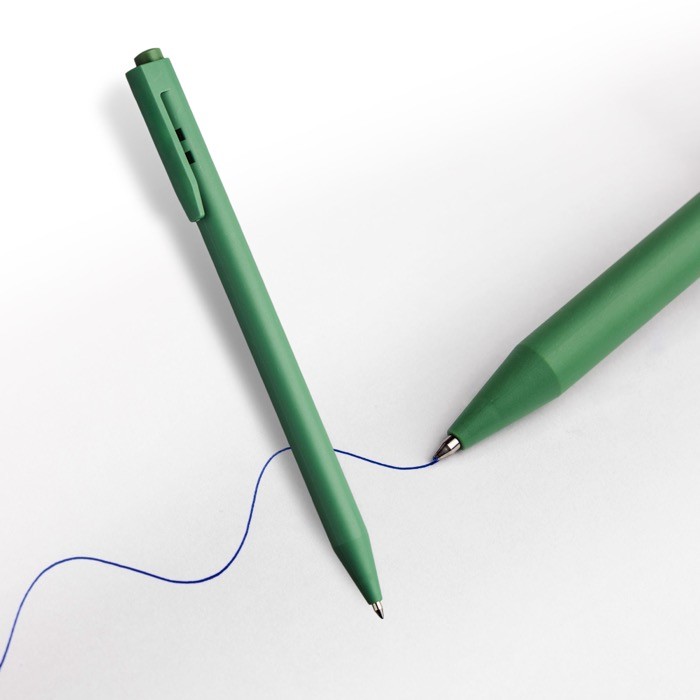 Bolígrafo de plástico unicolor con tinta azul estilo gel vista de ambiente Bolígrafo de plástico unicolor con tinta azul estilo gel vista de ambiente