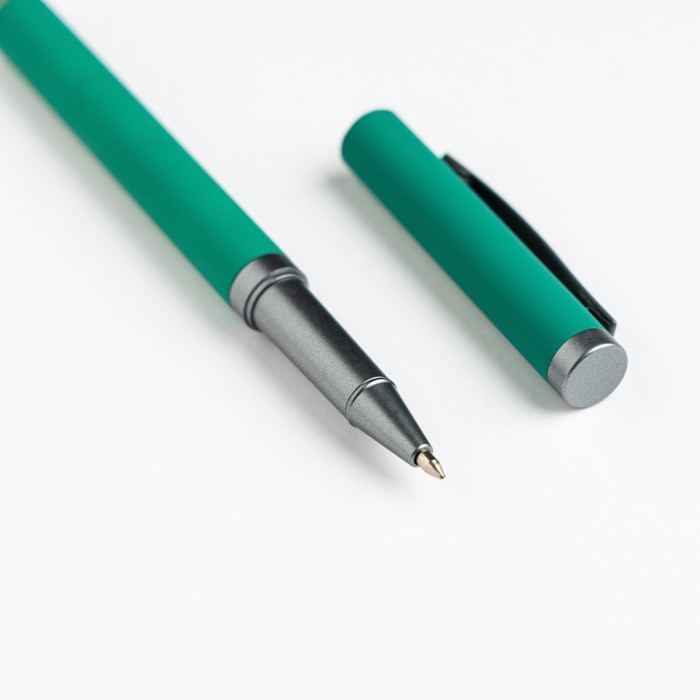 Roller metálico con acabado de goma y tapón con clip tinta azul