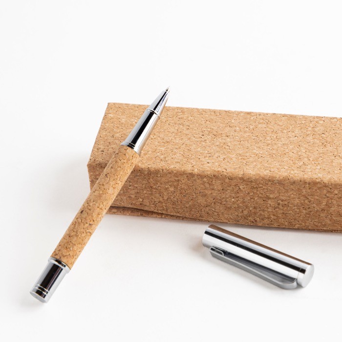 Roller elegante de metal y corcho con caja magnética tinta azul vista de ambiente Roller elegante de metal y corcho con caja magnética tinta azul vista de ambiente