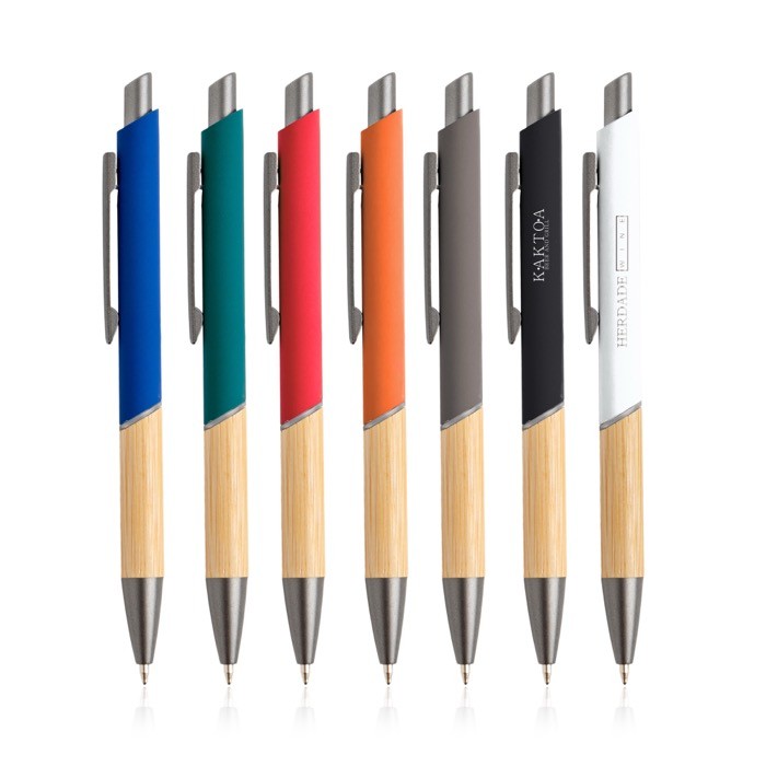 Bolígrafo de aluminio reciclado con empuñadura de bambú tinta azul vista con logo impreso