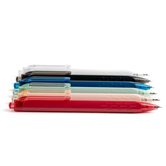 Bolígrafo triangular de plástico con detalles transparentes tinta azul vista de ambiente Bolígrafo triangular de plástico con detalles transparentes tinta azul vista de ambiente