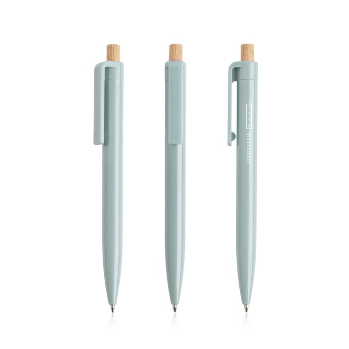 Bolígrafo de plástico reciclado con botón de bambú tinta azul color azul claro vista con logo impreso Bolígrafo de plástico reciclado con botón de bambú tinta azul color azul claro vista con logo impreso