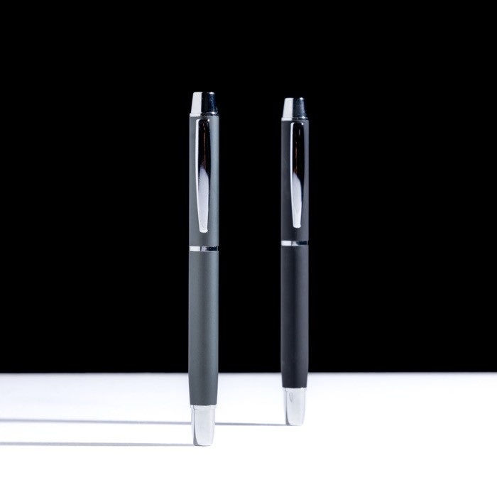 Roller elegante de aluminio con detalles plateados tinta azul vista de ambiente