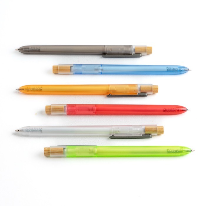 Bolígrafo de plástico de océanos con pulsador de bambú tinta azul vista de ambiente Bolígrafo de plástico de océanos con pulsador de bambú tinta azul vista de ambiente