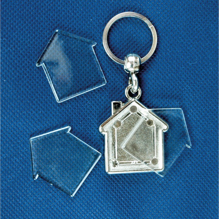 Llavero de metal con forma de casa e inserción de papel interior color plateado vista 1 Llavero de metal con forma de casa e inserción de papel interior color plateado vista 1