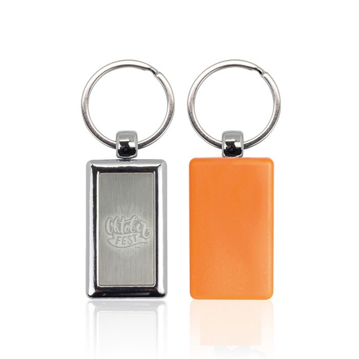 Llavero rectangular con lado de plástico de color y aro de metal color naranja vista con logo impreso