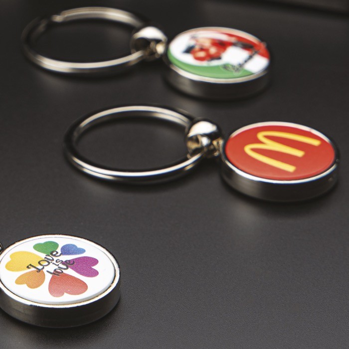 Llavero redondo metálico con personalización a dos caras y tapa vista de ambiente