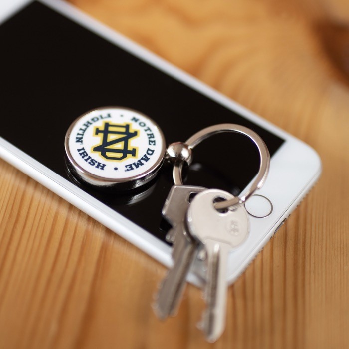 Llavero redondo metálico con personalización a dos caras y tapa vista de ambiente