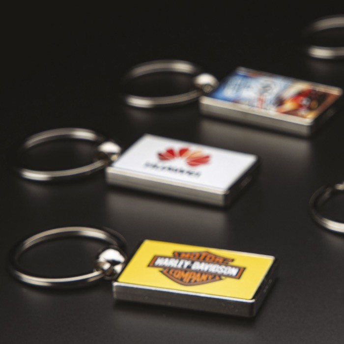 Llavero de metal cuadrado con papel insertable de 2 caras vista de ambiente Llavero de metal cuadrado con papel insertable de 2 caras vista de ambiente