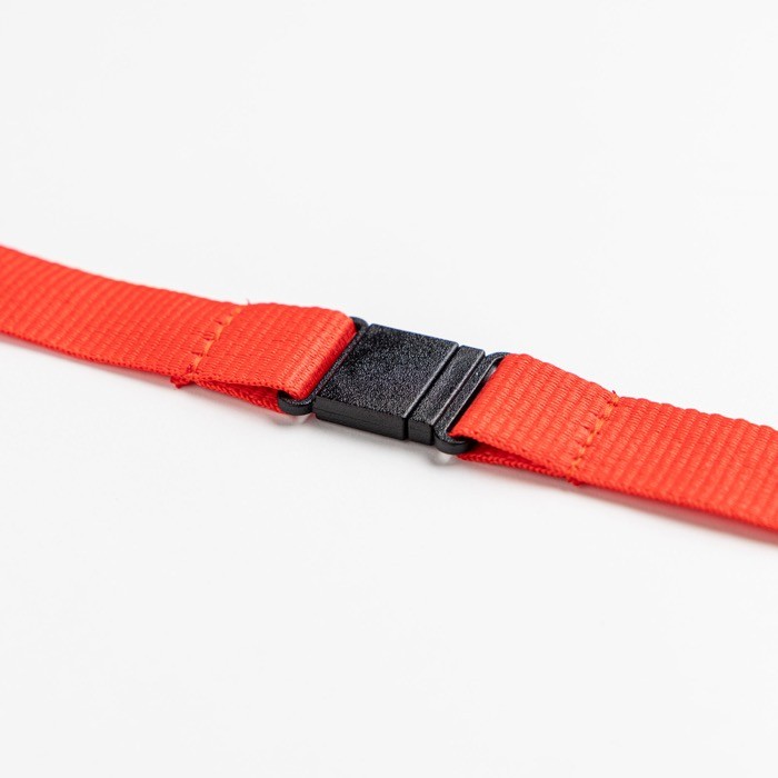 Lanyard de RPET con cierre de seguridad y mosquetón metálico 3cm color rojo vista detalle 4 Lanyard de RPET con cierre de seguridad y mosquetón metálico 3cm color rojo vista detalle 4