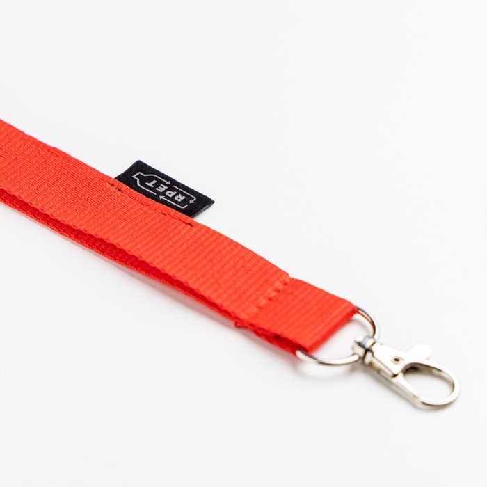 Lanyard de RPET con cierre de seguridad y mosquetón metálico 3cm vista de ambiente Lanyard de RPET con cierre de seguridad y mosquetón metálico 3cm vista de ambiente