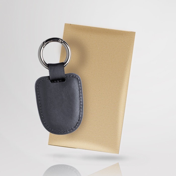 Llavero de cuero reciclado de alta calidad con anilla tipo lazo color negro vista en caja