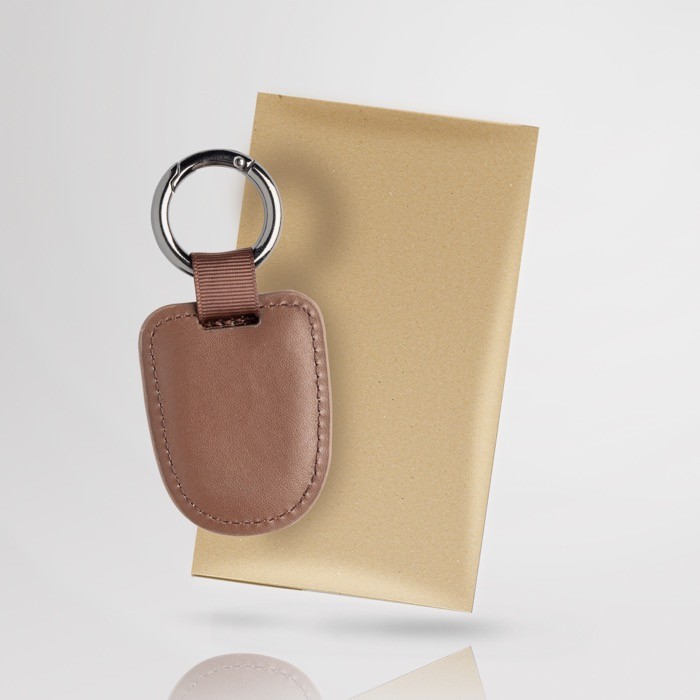 Llavero de cuero reciclado de alta calidad con anilla tipo lazo color marrón vista en caja