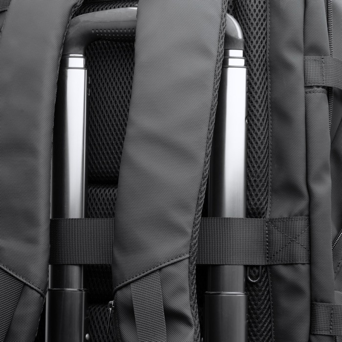 Mochila de viaje piel PU extensible con bolsillo para portátil 17” color negro vista detalle 6