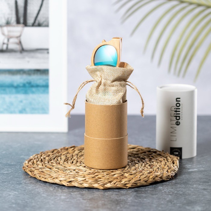 Gafas de bambú con lentes efecto espejo en bolsa con cierre de cordón color madera