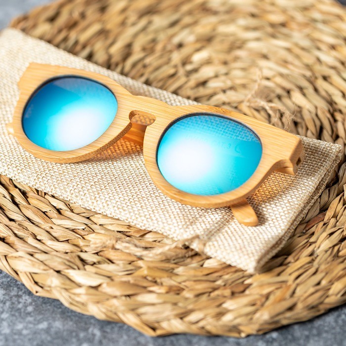 Gafas de bambú con lentes efecto espejo en bolsa con cierre de cordón color madera