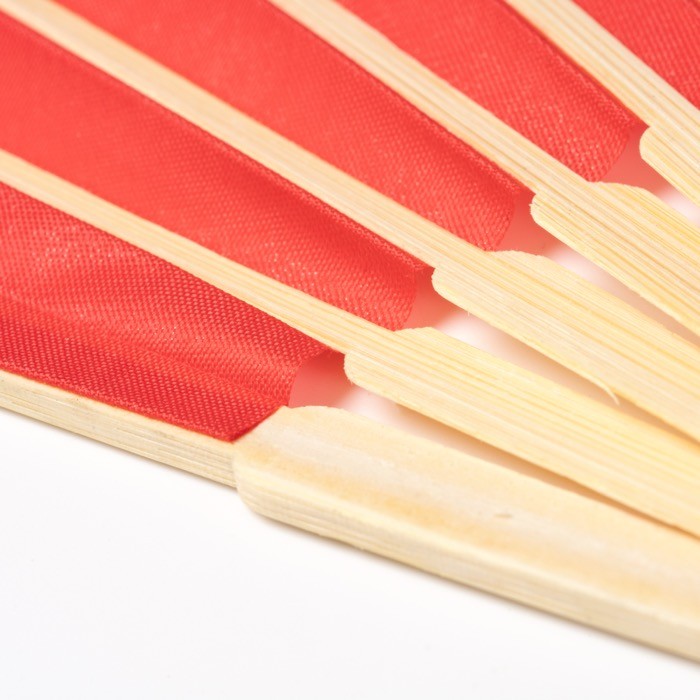 Abanico con varillas de bambú y tela de poliéster en colores color rojo vista detalle 2