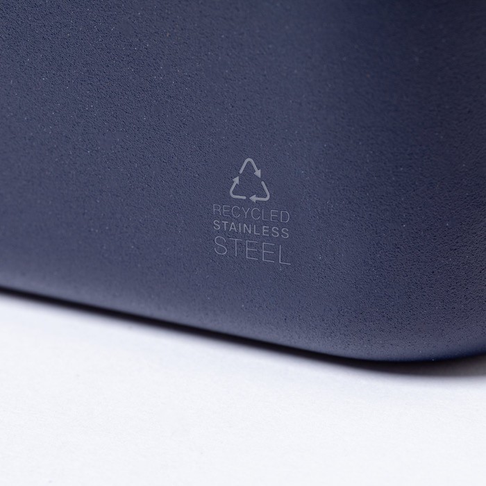 Fiambrera hermética de acero reciclado color negro cuarta vista Fiambrera hermética de acero reciclado color negro cuarta vista