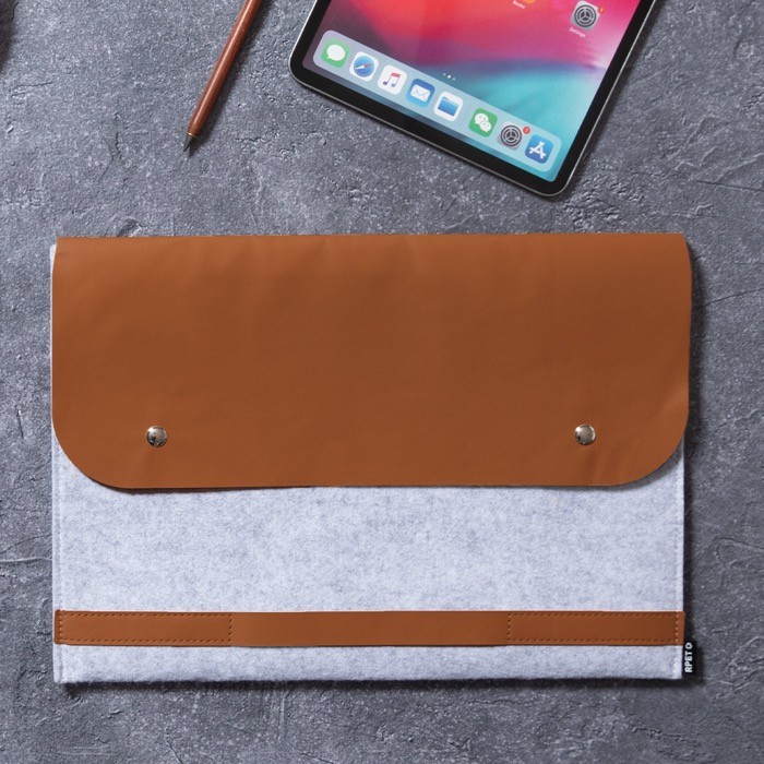 Funda para portátil de fieltro RPET con solapa en polipiel 14'' vista de ambiente