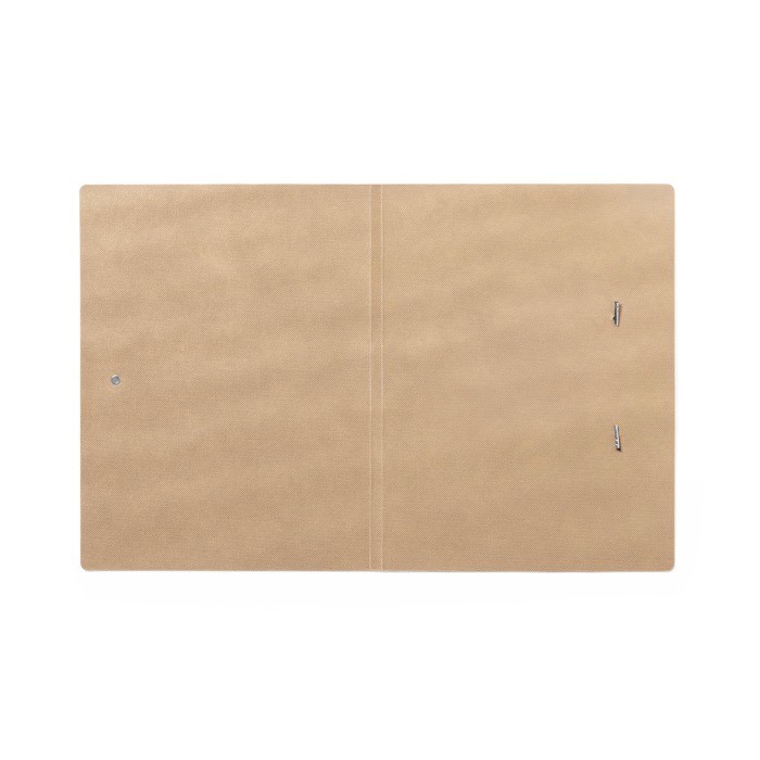 Carpeta con exterior de corcho para personalizar y cierre elástico color natural tercera vista