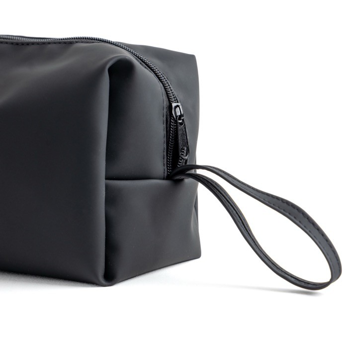 Neceser de cuero sintético con bolsillo principal con cremallera color negro