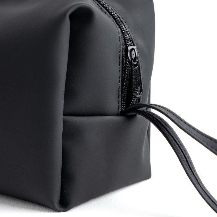 Neceser de cuero sintético con bolsillo principal con cremallera color negro vista 1