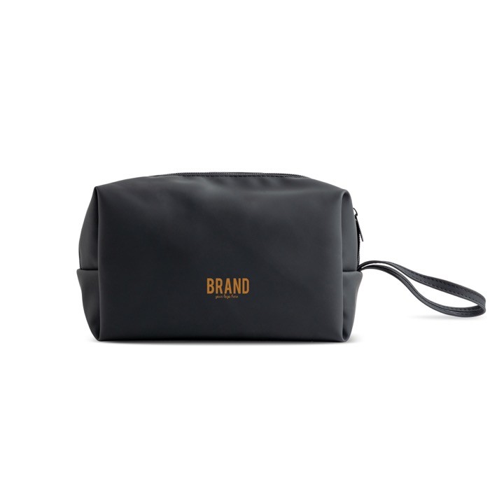 Neceser de cuero sintético con bolsillo principal con cremallera color negro vista con logo impreso