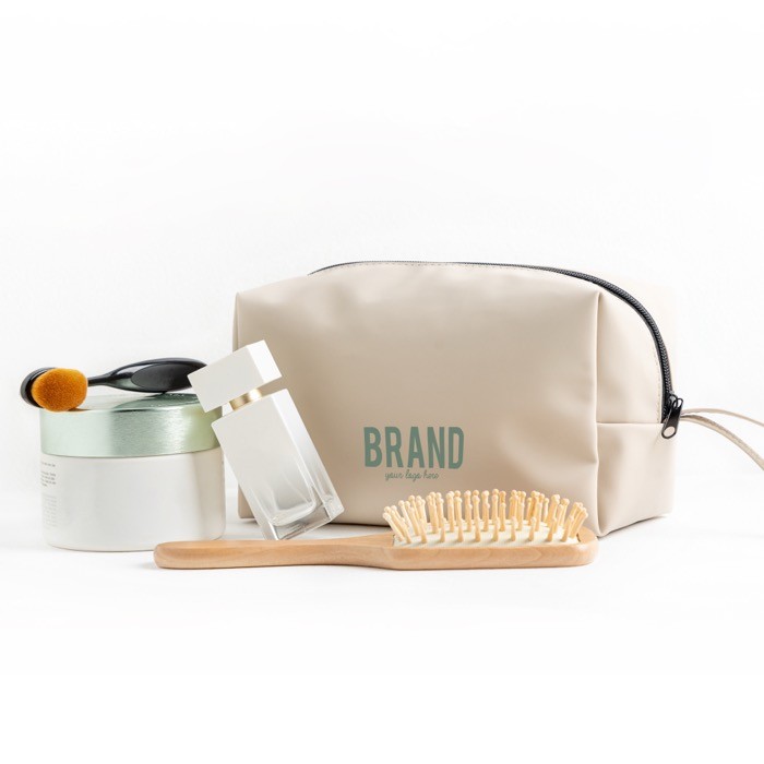 Neceser de cuero sintético con bolsillo principal con cremallera color beige vista de ambiente