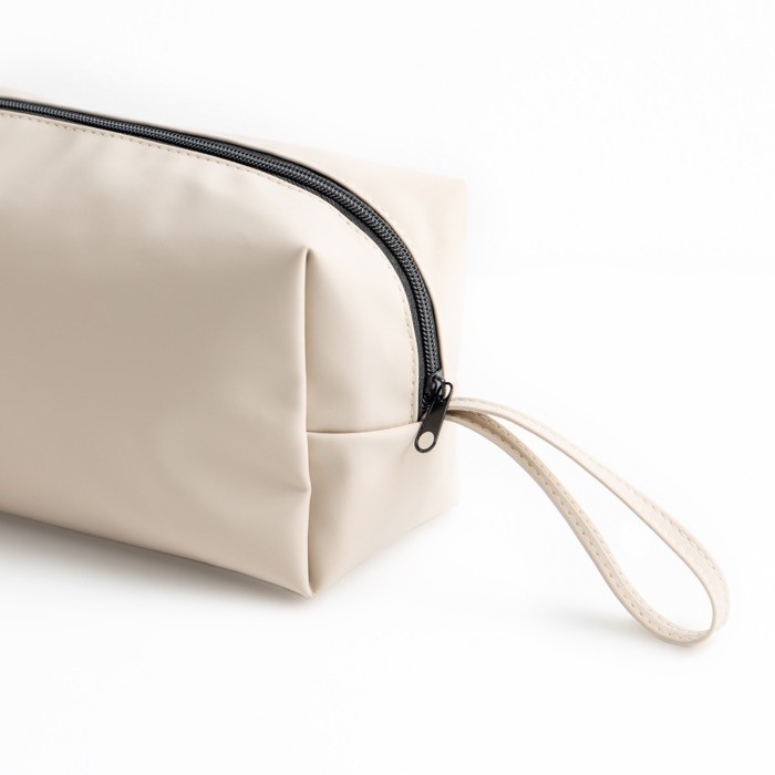 Neceser de cuero sintético con bolsillo principal con cremallera color beige