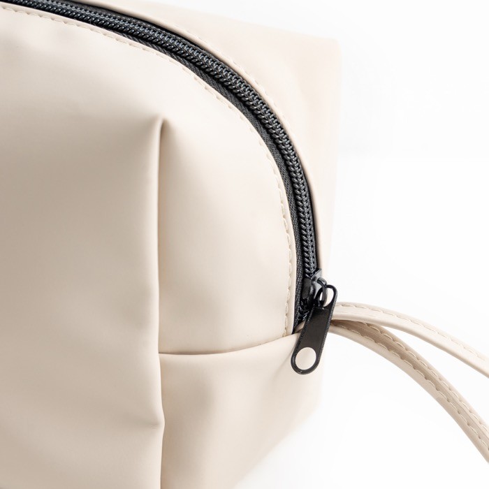 Neceser de cuero sintético con bolsillo principal con cremallera color beige vista 1