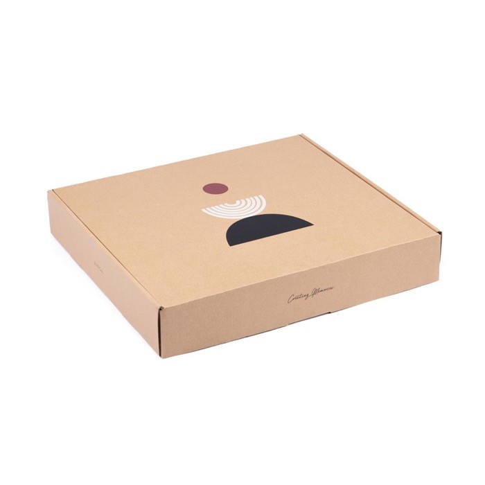 Manta con patrón geométrico hecha de acrílico color marrón claro vista con caja Manta con patrón geométrico hecha de acrílico color marrón claro vista con caja